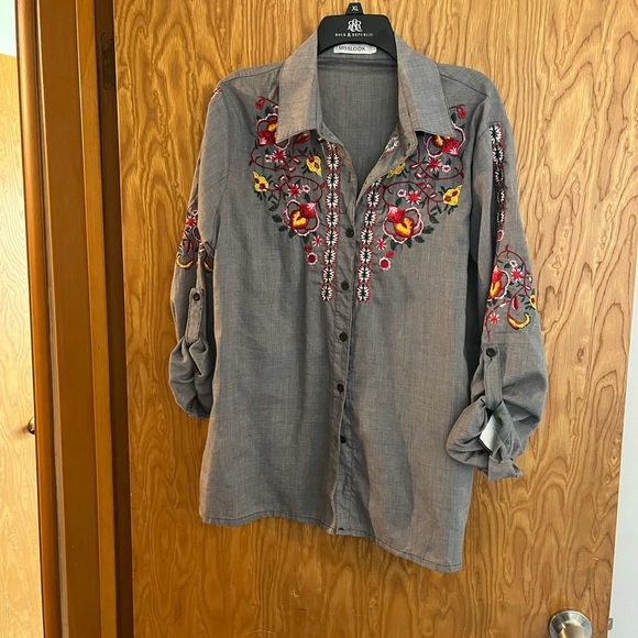 Mislook size 1X Gray Embroidered Button-Up Shirt - Picture 1 of 6